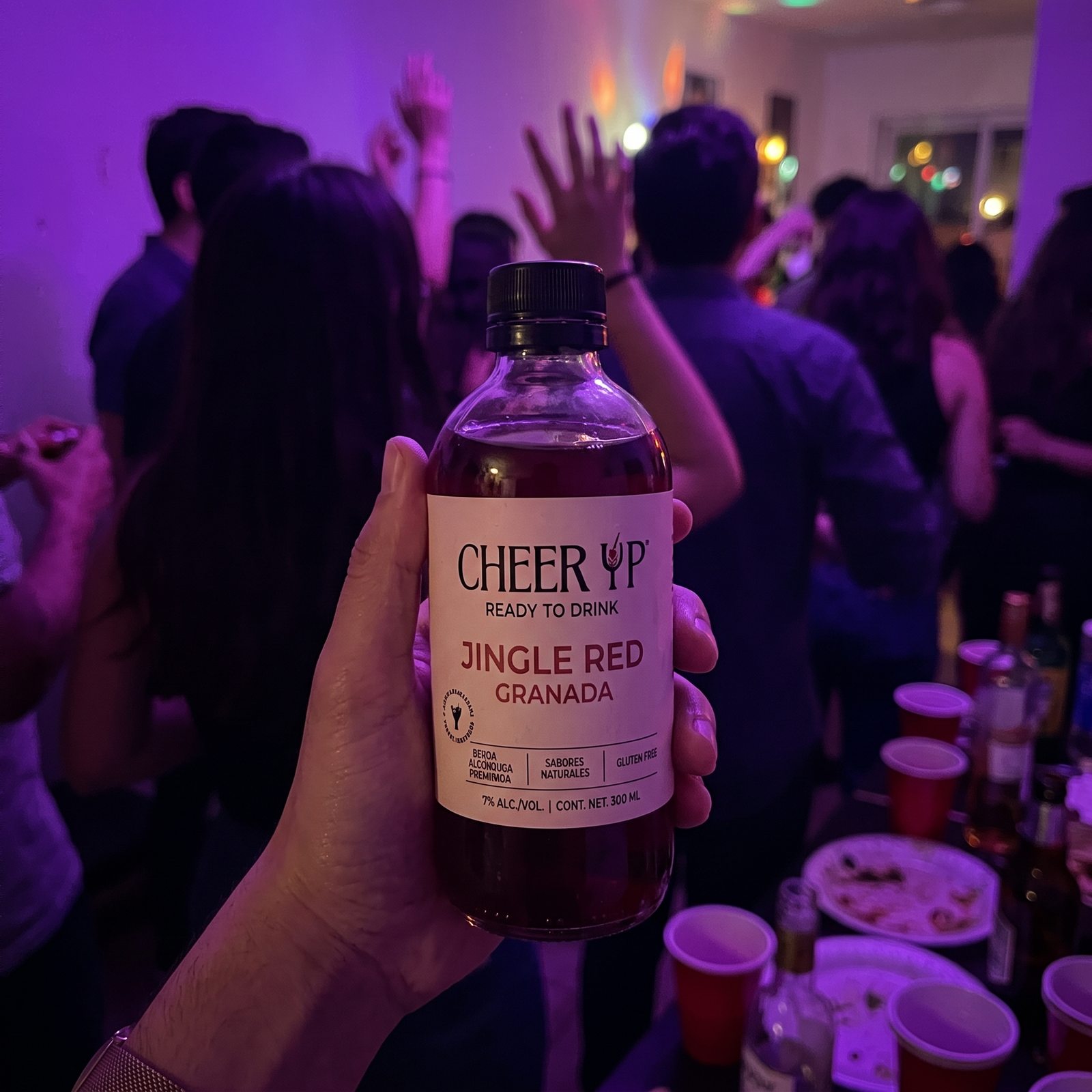Botella de Cheer Up levantada durante una activación