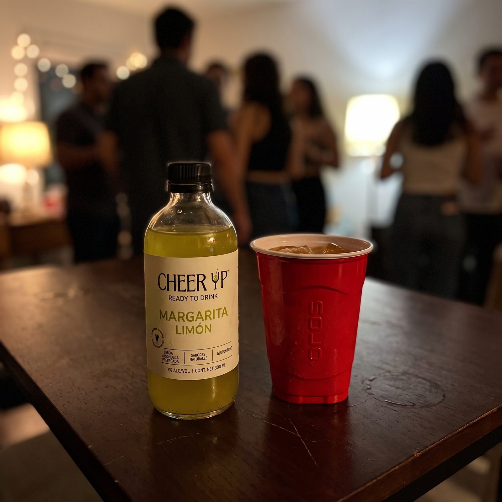 Botella de Cheer Up Margarita Limón servida durante una reunión